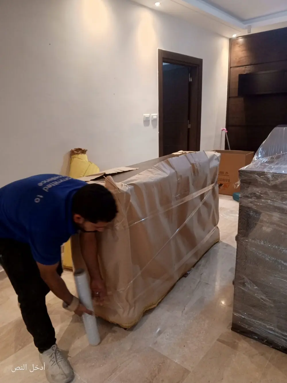 شاشات وأجهزة كهربائية مغلفة بأمان تام باستخدام كراتين وفلين قبل الترحيل